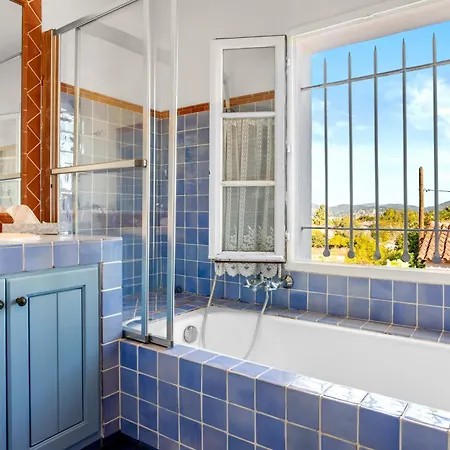 Holiday home Maison Grillons