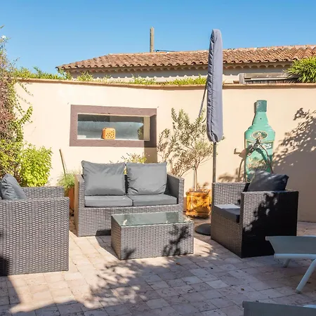 Holiday home Maison Grillons *