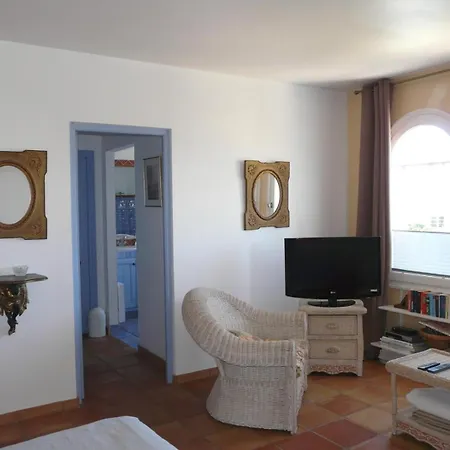 Holiday home Maison Grillons *
